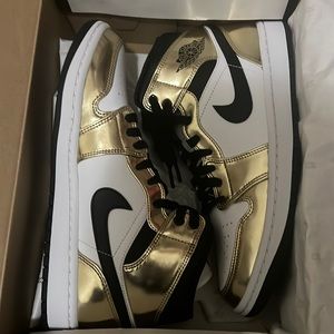 Nike Jordan 1，sizes 8，black and white gold